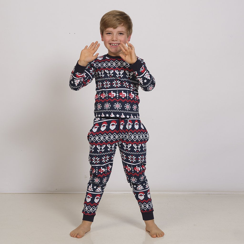 Ein Kind trägt einen blau-weiß-roten Weihnachtspyjama.